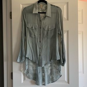 Gimmicks by BKE high low lace button down top